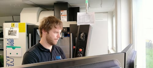 A trained eye wanders over the CAD drawing on the screen: Schweitzer quickly recognises problematic points. A query to the speedy KUK automation team immediately brings clarity. However, based on his practical experience, he often decides himself how to mill a part if a detail of the drawing could only be produced inefficiently due to the material, for example.