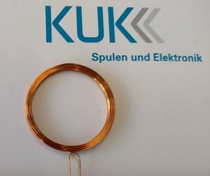 黄金具有可塑性和可锻性,使其更容易制成线材。它是一种软金属,可以用于小型电子电路和线圈。由于黄金不易与其他元素发生反应,并且具有抗腐蚀和抗氧化的特性,因此它是线圈制造的优秀导电材料。对于与周围组件接触来说,由于其极低的接触电阻,这一点尤为明显。缺点是,正如你所猜测的,黄金的成本高且供应有限。从机械角度来看,还必须考虑到它的高重量;黄金是最重的金属之一。