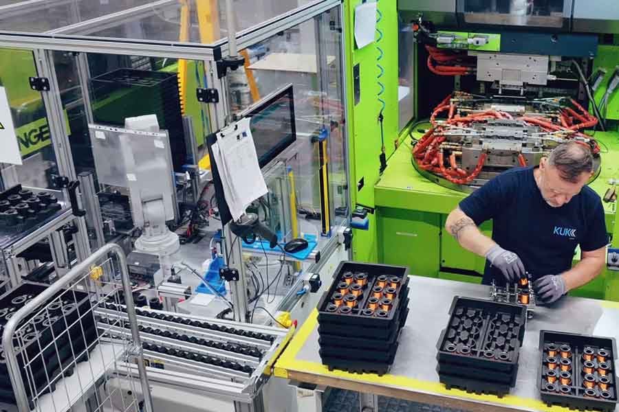 汽车行业中的电磁线圈——如用于油箱压力平衡、液体输送、燃油供给或液压控制的电磁阀——可从绝缘位移连接（IDC）与包覆成型的组合中获益。本文从技术层面探讨其工艺、优缺点及在特定应用中的适用性。